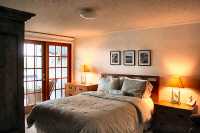 Condo master bedroom B.jpg (65083 bytes)